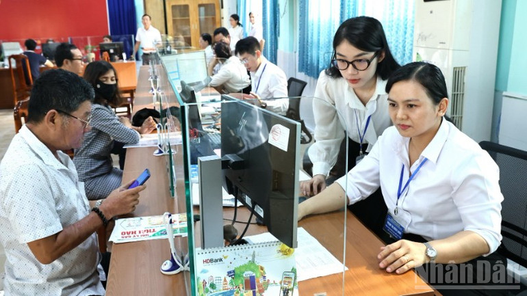 Tiếp nhận, giải quyết thủ tục hành chính tại Trung tâm phục vụ hành chính công phường Trấn Biên. ndo_br_599a7635-resize-9172.jpg