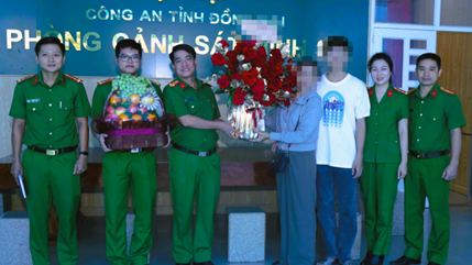 Gia đình anh L. đến cám ơn lực lượng công an. 3-267.png