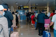 Hành khách đi máy bay Vietravel Airlines làm thủ tục hàng không, kiểm tra an ninh tại sân bay.