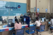 Giao dịch khách hàng tại chi nhánh Ngân hàng VietinBank.