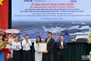 Đại diện lãnh đạo IATA trao chứng nhận ISAGO cho đại diện lãnh đạo ACV.
