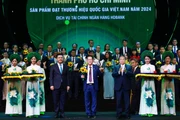 Tổng Giám đốc HDBank Phạm Quốc Thanh nhận biểu trưng Thương hiệu Quốc gia Việt Nam 2024 từ Thủ tướng Chính phủ Phạm Minh Chính và hoa chúc mừng từ Bộ trưởng Công thương Nguyễn Hồng Diên với những đóng góp của HDBank cho thị trường tài chính và sự phát triển kinh tế Việt Nam.