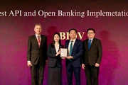 Ông Nguyễn Chiến Thắng, Giám đốc Trung tâm Phát triển Ngân hàng số BIDV và bà Bùi Minh Trang, Phó Giám đốc Ban Chính sách Sản phẩm Bán buôn BIDV nhận giải thưởng.