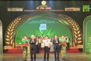 Đại diện PVFCCo nhận giải thưởng "Thương hiệu Vàng nông nghiệp Việt Nam năm 2024".