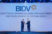 Ông Lê Trung Thành - Phó Tổng Giám đốc BIDV, đại diện Ngân hàng nhận giải thưởng "Nơi làm việc tốt nhất châu Á".