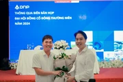 Ông Trần Đức Huy (phải), Tân Chủ tịch Hội đồng Quản trị DNP Holdings ra mắt Đại hội.