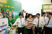 Đại biểu dự Hội thảo tham quan các mặt hàng chế biến từ dừa. (Ảnh: HOÀNG TRUNG)