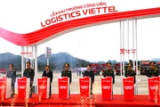Các đại biểu nhấn nút khai trương Công viên Logistics Viettel.