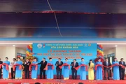 Nghi thức cắt băng khánh thành Nhà máy Chế biến Nguyên liệu Yến sào Sanvinest Khánh Hòa. (Ảnh: PHONG NGUYÊN)