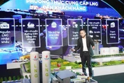 Đại diện của PV GAS tái hiện lại chuỗi giá trị LNG từ Kho cảng PV GAS Vũng Tàu đến từng hộ khách hàng công nghiệp ở phía bắc.