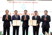 Bộ trưởng Thông tin và Truyền thông Nguyễn Mạnh Hùng trao giấy phép 5G cho 2 nhà mạng Viettel và VNPT.