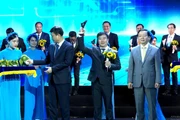 Các Chủ tịch Ủy ban Chứng khoán của Diễn đàn thị trường vốn ASEAN bắt tay lưu niệm