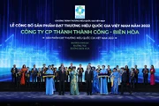 Bà Huỳnh Bích Ngọc - Chủ tịch Hội đồng Quản trị SBT nhận chứng nhận Sản phẩm đạt Thương hiệu quốc gia Việt Nam năm 2022.