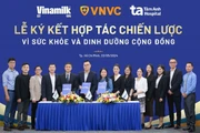 Lãnh đạo Vinamilk, Hệ thống trung tâm tiêm chủng VNVC và Bệnh viện đa khoa Tâm Anh ký hợp tác chiến lược. (Ảnh: Vi Nam)