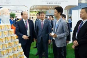 Thứ trưởng Công thương Đỗ Thắng Hải (đứng giữa) thăm quan gian hàng của Vinamilk tại hội chợ quốc tế Quảng Châu.