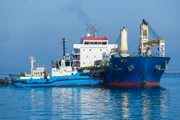 Tàu MV SCSC Luck là tàu thương mại đầu tiên cập cảng tổng hợp container Hòa Phát Dung Quất.