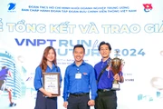 Bí thư Đoàn Thanh niên VNPT Nguyễn Quang Long, Trưởng Ban tổ chức Giải chạy, trao giải Nhất tập thể tặng đại diện VNPT Đắk Lắk.