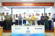 Các đại biểu, đại diện cơ quan, đoàn thể dự buổi họp báo.