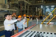 Đại biểu, đại lý tham quan dây chuyền sản xuất gạch khổ lớn của Viglacera.