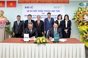 Ông Nguyễn Quang Thanh (Phó Tổng Giám đốc HFiC) và ông Trần Long (Phó Tổng Giám đốc BIDV) đại diện hai đơn vị ký kết thỏa thuận hợp tác.