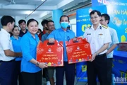 Đại tá Nguyễn Năng Toàn, Bí thư Đảng ủy, Chủ tịch Tổng Công ty và lãnh đạo Liên đoàn lao động thành phố Thủ Đức trao quà cho người lao động.