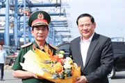 Đại tướng Phan Văn Giang đón và tặng hoa Thủ tướng Sonexay Siphandone tại Cảng Tân cảng-Cát Lái.