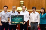 Phó Chủ tịch Ủy ban Trung ương Mặt trận Tổ quốc Việt Nam Hoàng Công Thủy tiếp nhận ủng hộ từ Chủ tịch Công đoàn HABECO Phạm Việt Dũng.