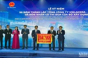 Bộ trưởng Xây dựng Nguyễn Thanh Nghị trao tặng cờ thi đua cho lãnh đạo Viglacera.