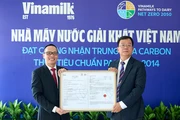 Ông Lê Duyên Anh, Tổng Giám đốc BSI Việt Nam (bên trái) trao chứng nhận trung hòa carbon cho ông Nguyễn Thế Hòa - Giám đốc Nhà máy Nước giải khát Việt Nam (bên phải).