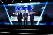 Ông Lê Hoàng Minh, Giám đốc điều hành sản xuất của Vinamik nhận cúp chứng nhận cho hạng mục Green Leadership của Giải thưởng AREA.