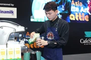 Các thí sinh thực hiện phần thi pha chế, vẽ Latte Art.