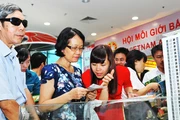 Người dân tìm hiểu thông tin các dự án tại sàn giao dịch bất động sản. Ảnh: HẢI NAM