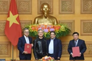 Thủ tướng Phạm Minh Chính và ông Jensen Huang chứng kiến lễ ký thoả thuận hợp tác giữa Chính phủ Việt Nam với Tập đoàn NVIDIA (Ảnh: Trần Hải). 
