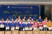 731 suất quà gồm quần áo ấm và bánh kẹo được đại diện VNPT VinaPhone trao tặng các em học sinh tại Trường Nuông Dăm.