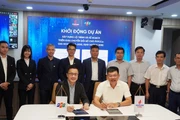 Ông Lê Cự Tân - Tổng Giám đốc PVFCCo và ông Trần Huy Bảo Giang - Tổng Giám đốc FPT Digital ký kết Dự án Tư vấn Chuyển đổi số toàn diện.