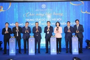 Các đại biểu ấn nút khai trương Trung tâm Dữ liệu chính thành phố Hà Nội.