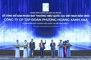 Đại diện Tập đoàn Phenikaa nhận biểu trưng Thương hiệu Quốc gia 2022.