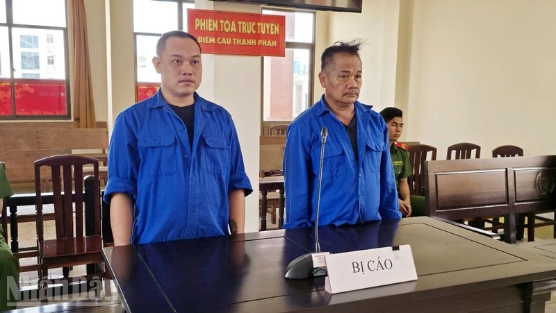 Bị cáo Nguyễn Văn Tình (bên trái) và Nguyễn Thanh Em.