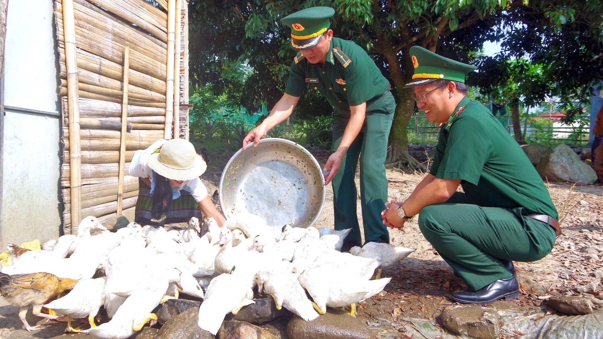 Các chiến sĩ biên phòng giúp người dân phát triển kinh tế. nhung-mo-hinh-sinh-ke-cua-bdbp-mang-lai-hieu-qua-tich-cuc-giup-nguoi-dan-thoat-ngheo-copy.jpg