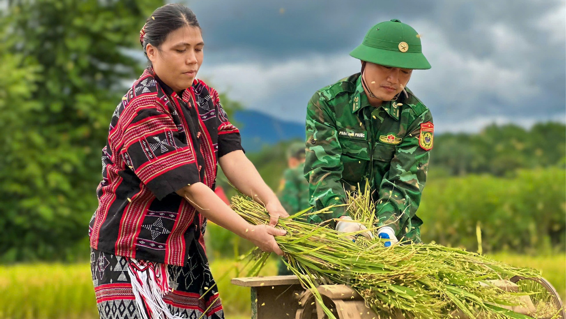 Chiến sĩ biên phòng giúp người dân biên giới thu hoạch lúa. ky-1giup-nhan-dan-bien-gioi-thu-hoach-lua.jpg