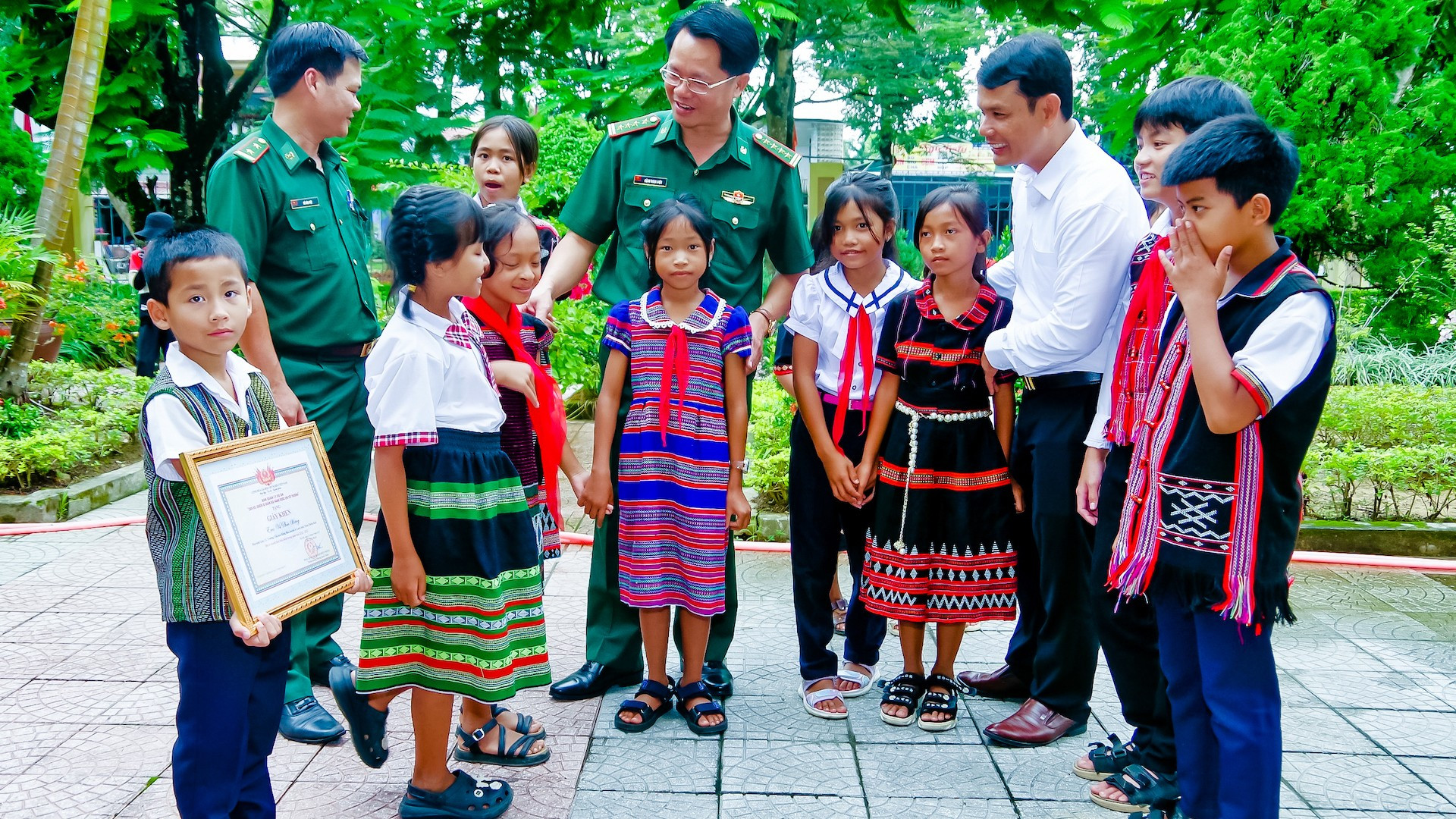 Phát huy hiệu quả các mô hình, chương trình hỗ trợ hàng trăm học sinh ở khu vực biên giới đến trường. ky-1phat-huy-hieu-qua-cac-mo-hinh-chuong-trinh-ho-tro-hang-tram-hoc-sinh-o-khu-vuc-bien-gioi-den-truong-copy.jpg