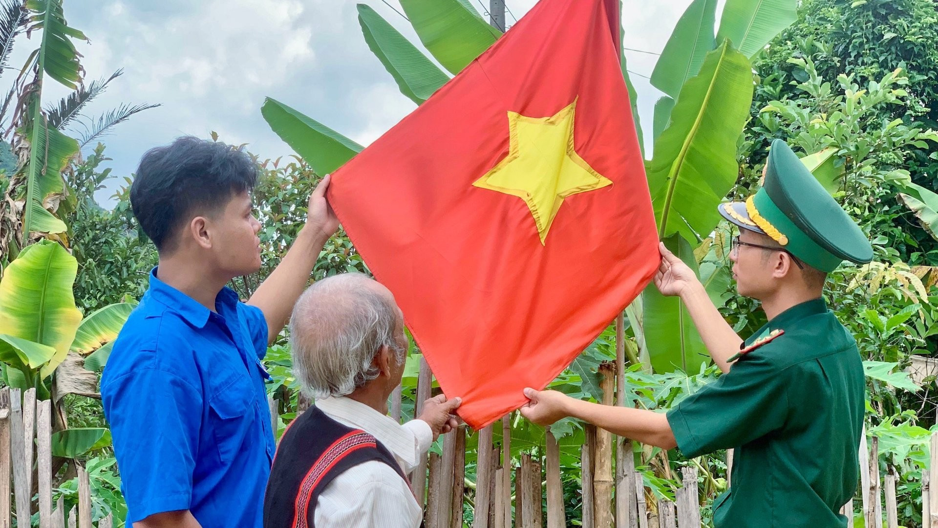 Bộ đội Biên phòng và già làng tuyên truyền cho thế hệ trẻ. ky-1bdbp-va-gia-lang-tuyen-truyen-cho-the-he-tre-copy.jpg