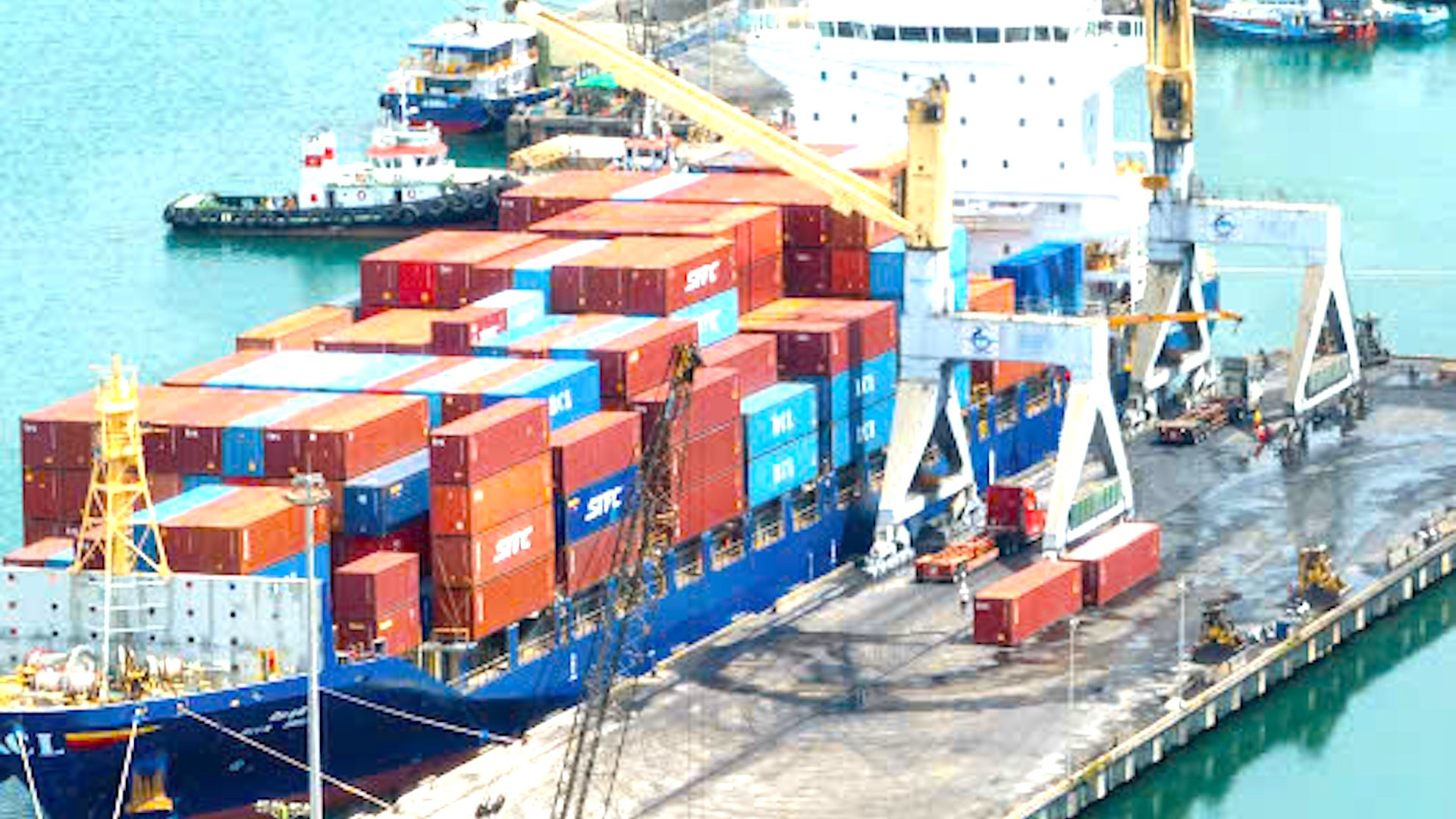 Hạ tầng giao thông kết nối yếu kém đang là điểm nghẽn lớn nhất của logistics miền trung. cang-chan-may-6.jpg