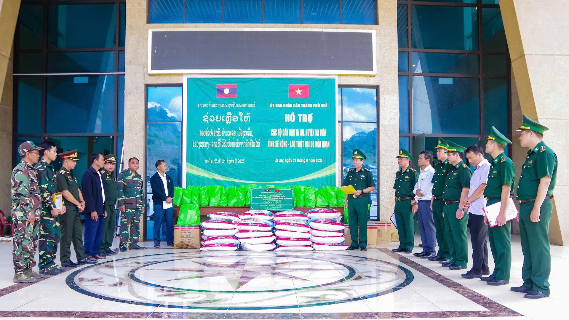 Ủy ban nhân dân thành phố Huế hỗ trợ cán bộ và nhân dân tỉnh Sê Kông, Lào. ky-3ban-chi-huy-bddbp-tp-hue-trao-ho-tro-cho-nguoi-dan-ban-ta-lui-lao-1-copy.jpg