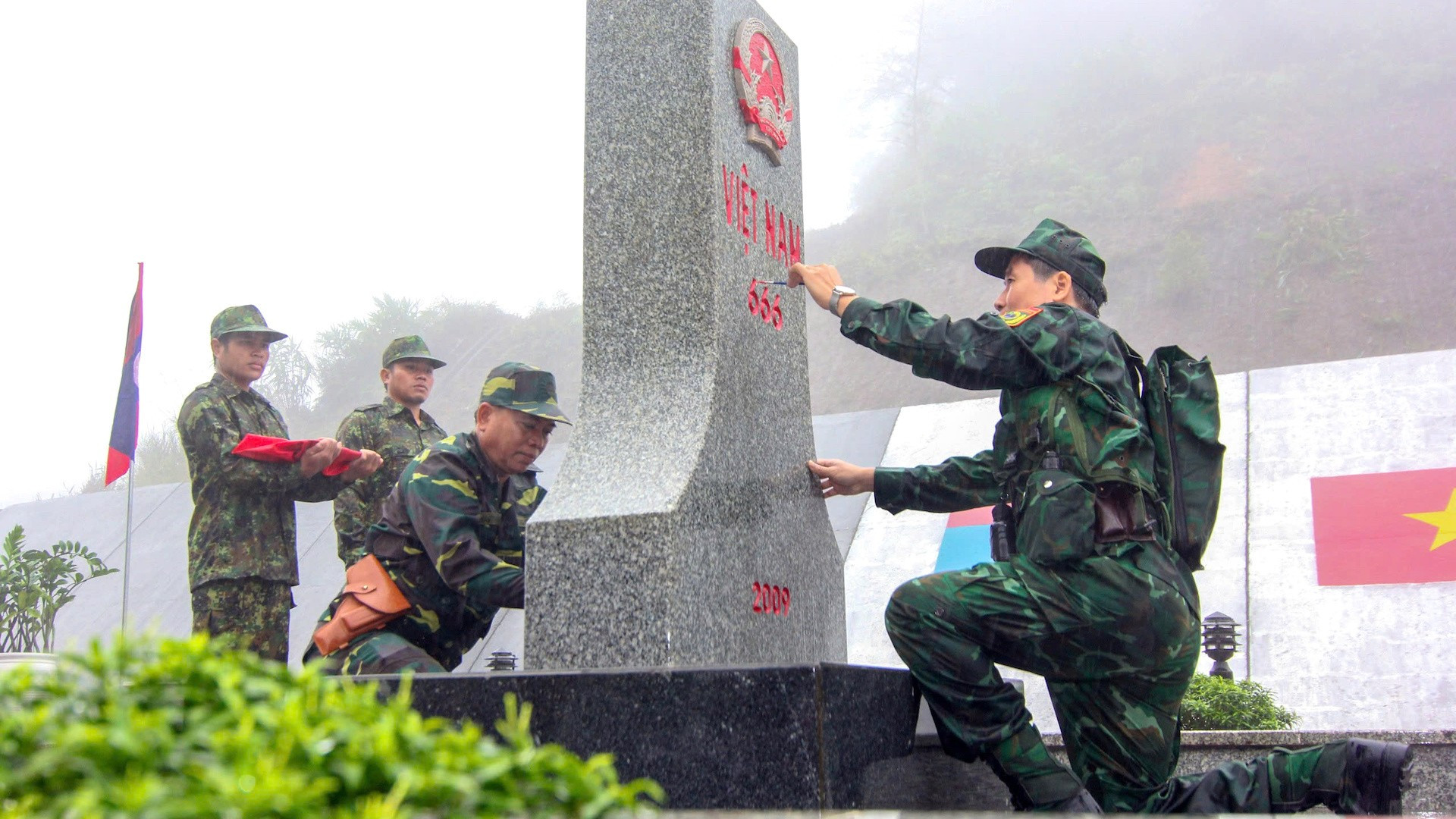 Ban chỉ huy Bộ đội Biên phòng thành phố Huế - Bộ Chỉ huy Quân sự thành phố Huế tuần tra song phương với Bộ chỉ huy quân sự tỉnh Sê Kông, Lào. ky-3bdbp-thanh-pho-hue-va-bo-chqs-tinh-se-kong-lao-tuan-tra-song-phuong-copy.jpg