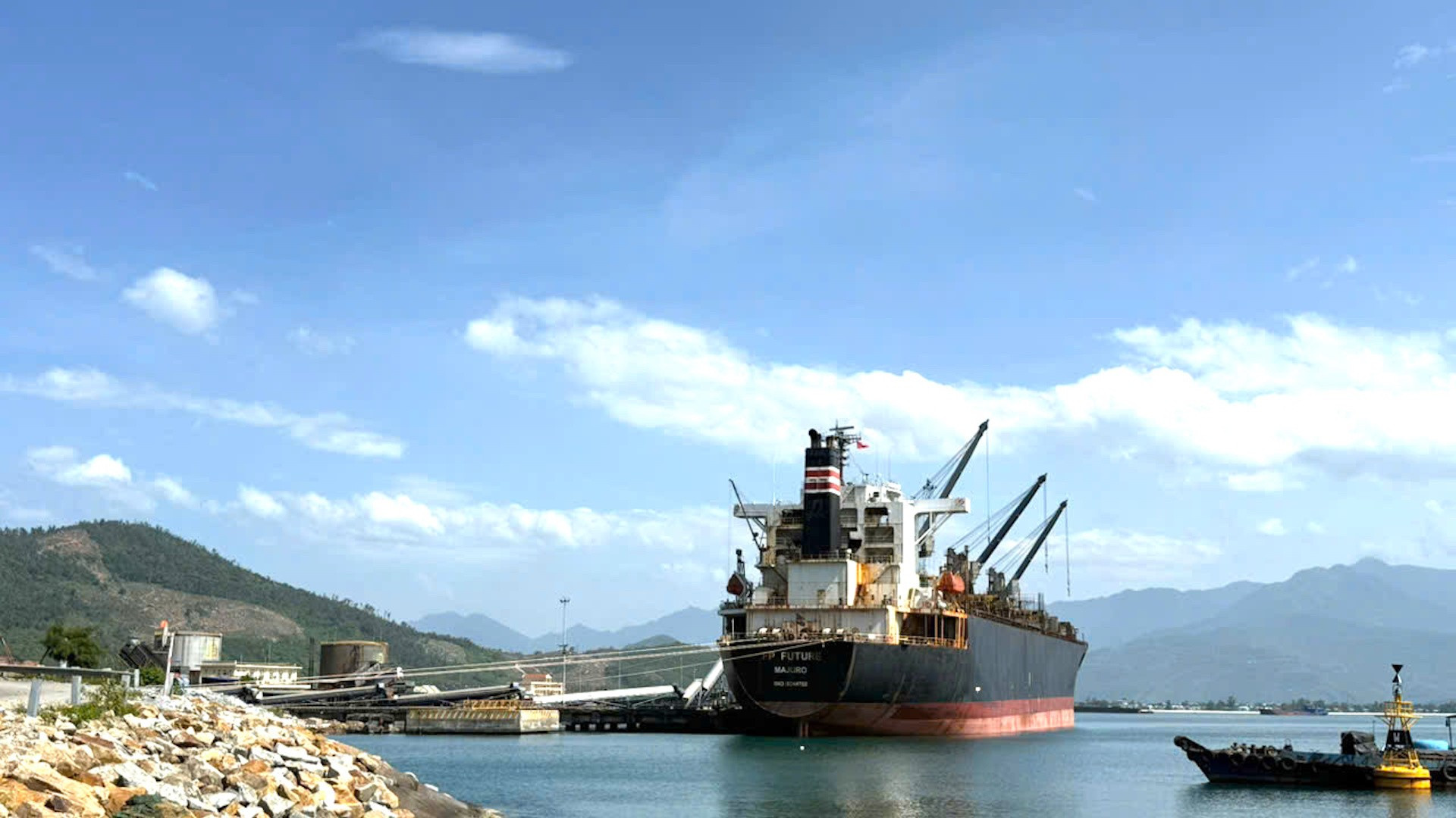 Các tuyến đường hiện tại chưa đáp ứng nhu cầu vận tải container quy mô lớn. cang-chan-may-8.jpg