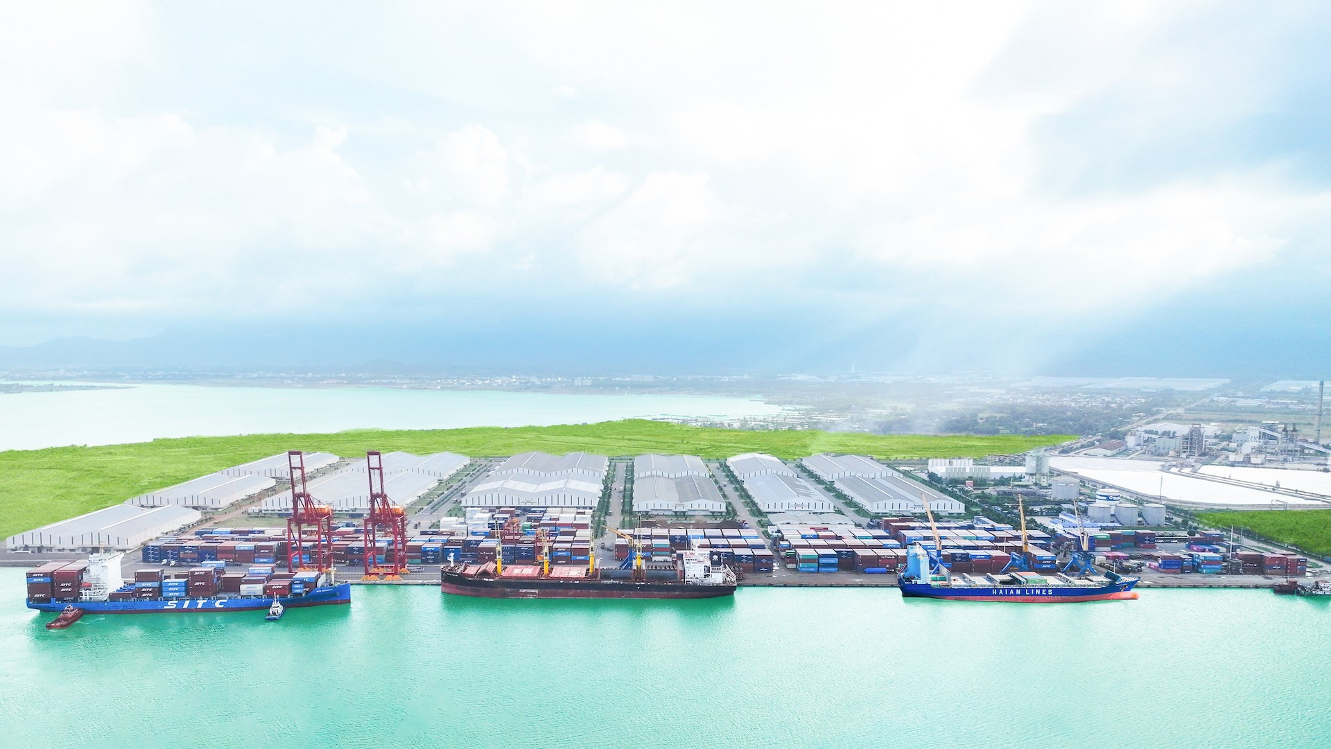 Chuỗi cung ứng toàn cầu đang dịch chuyển mạnh về Đông Nam Á, miền trung có cơ hội trở thành cửa ngõ quan trọng. (Ảnh Chu Lai-Trường Hải) 2-cang-quoc-te-chu-lai.jpg