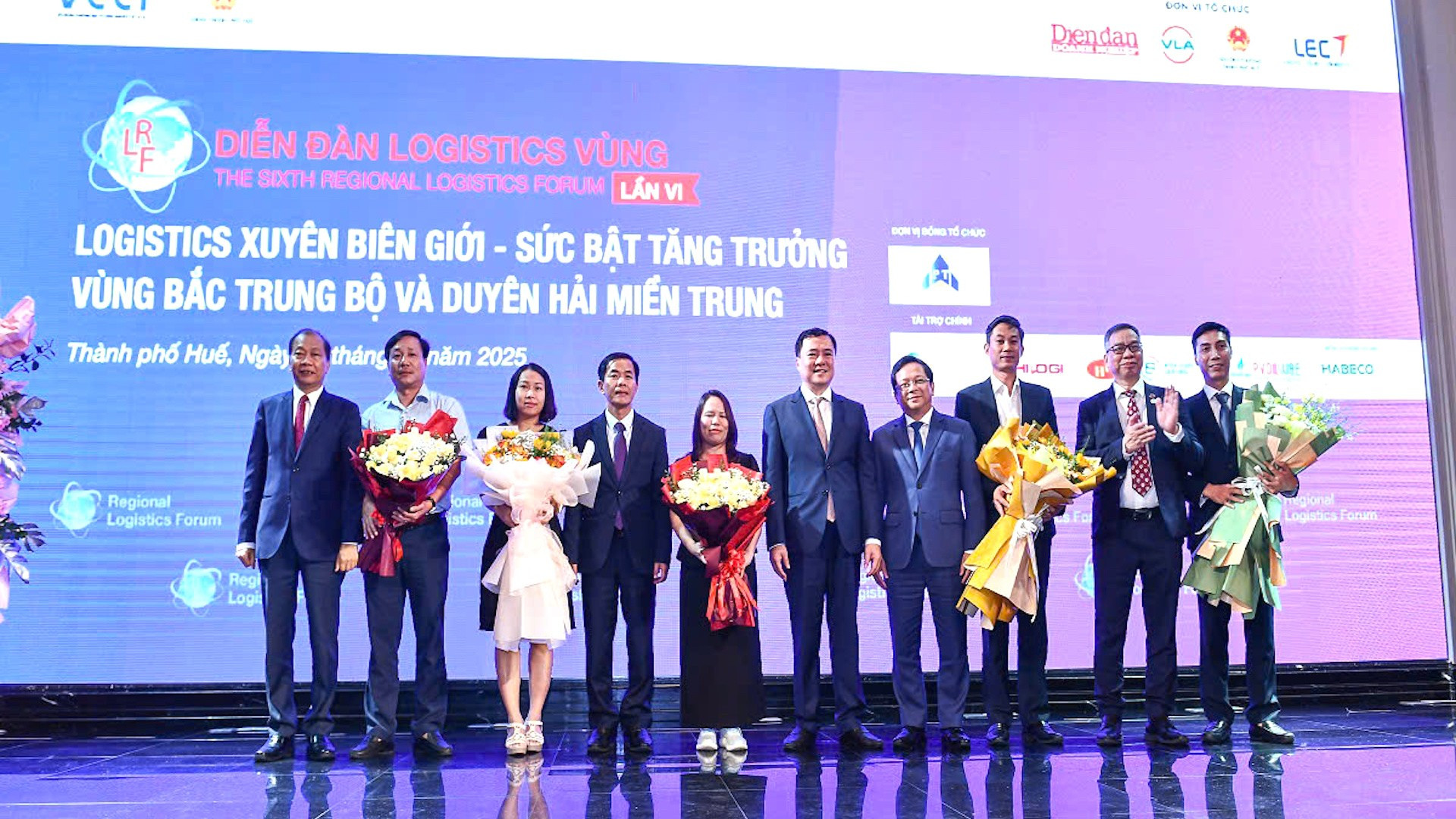 Ra mắt hiệp hội Logistics tại thành phố Huế. (Ảnh VCCI) cang-bien.jpg