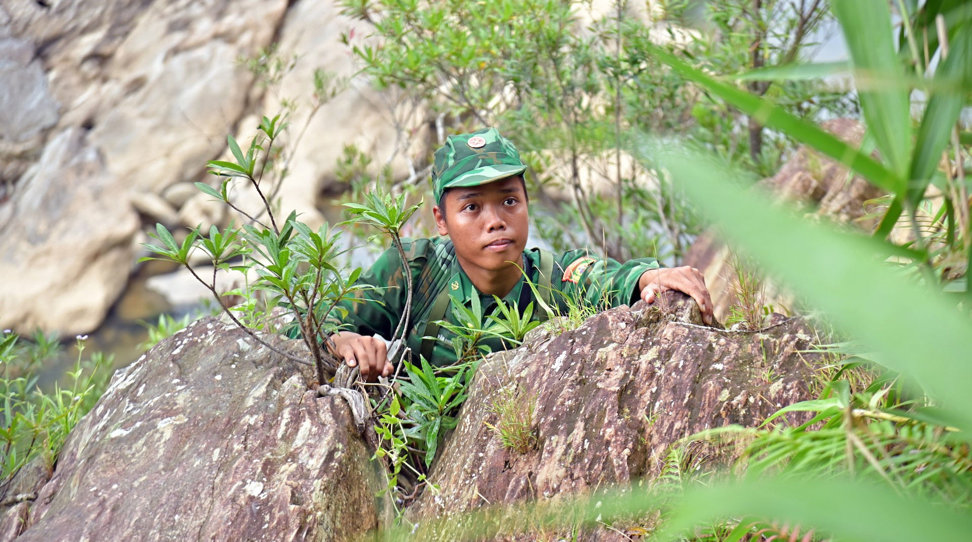 Bước chân người lính biên phòng in dấu chân trên từng cung đường hiểm trở. ky-2-14don-bien-phong-quang-nham-tuan-tra-bien-gioi1-5-1-copy.jpg