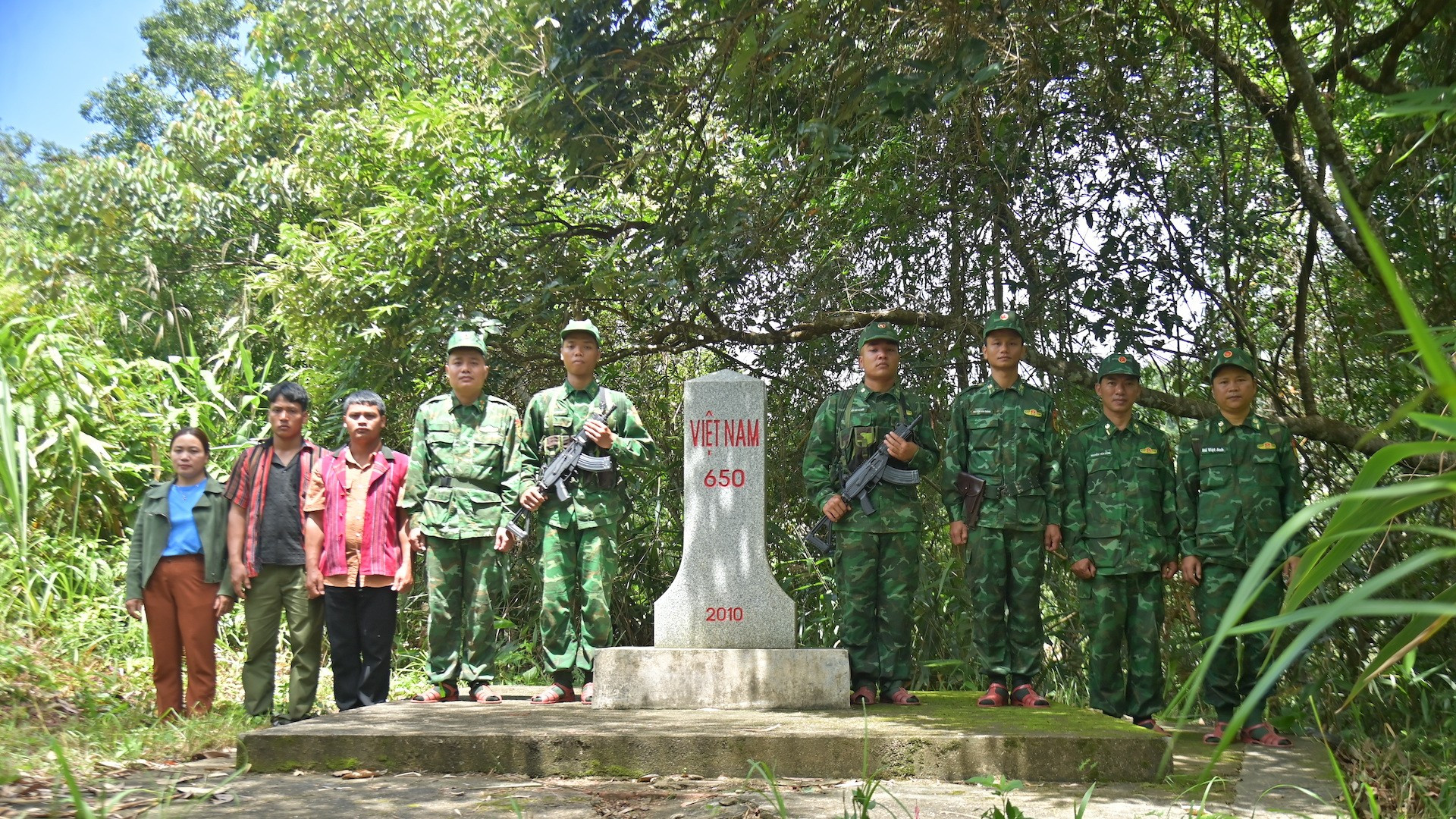Những bước chân thầm lặng, vững chãi của người lính biên phòng vẽ nên bức tranh về ý chí kiên cường và tình yêu Tổ quốc của các anh. ky-2-5-don-bien-phong-quang-nham-tuan-tra-bien-gioi1-1-copy.jpg